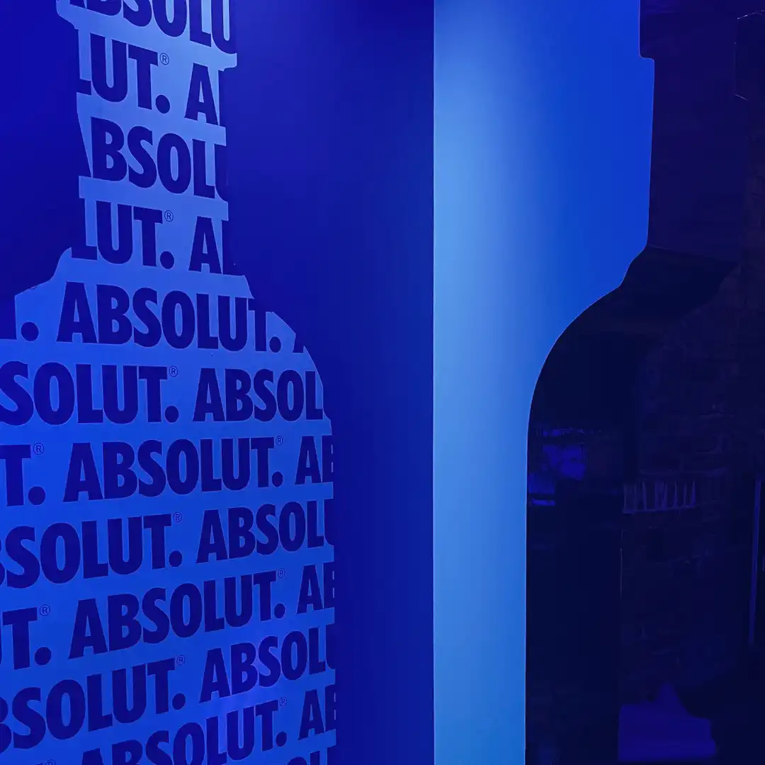 Absolut-Winterviken-Vägg med siluett av vodkaflaska